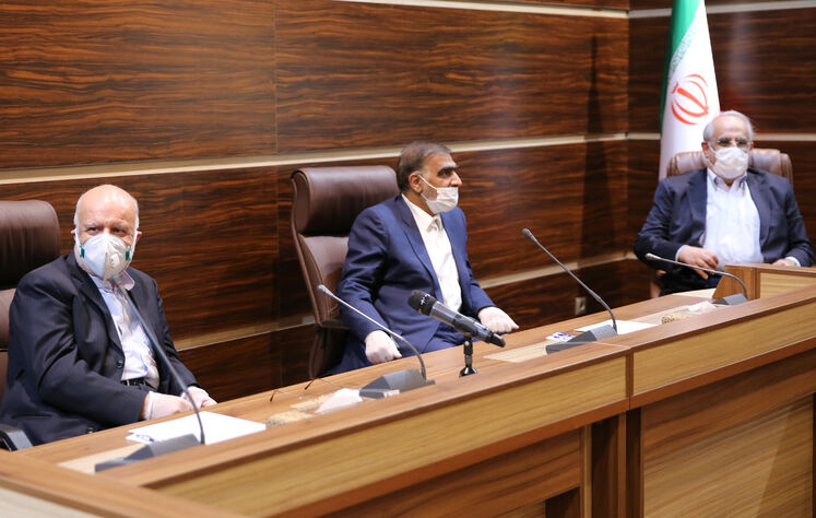 از راست: مسعود کرباسیان، مدیرعامل شرکت ملی نفت ایران، فریدون حسنوند، رئیس کمیسیون انرژی مجلس شورای اسلامی و بیژن زنگنه، وزیر نفت