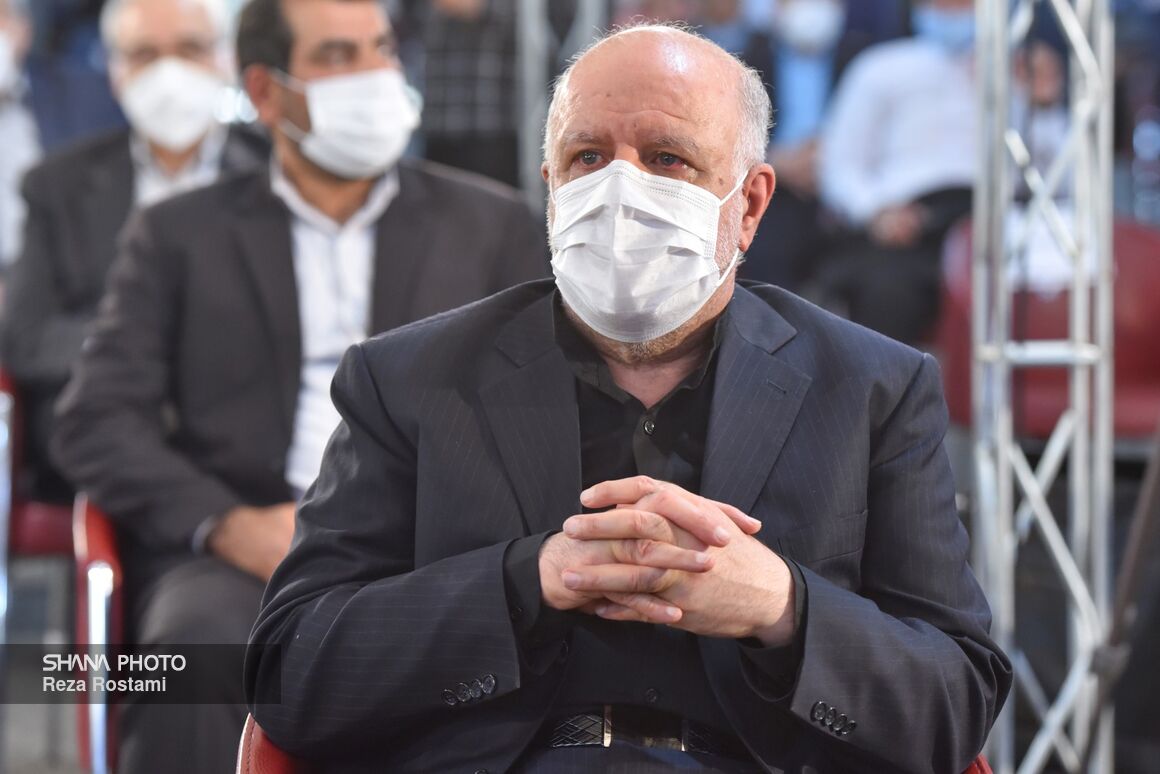 حضور بیژن زنگنه، وزیر نفت در آیین بزرگداشت مرحوم حسین کاظمپور اردبیلی در ساختمان وزارت نفت حضور بیژن زنگنه، وزیر نفت در آیین بزرگداشت مرحوم حسین کاظمپور اردبیلی در ساختمان وزارت نفت