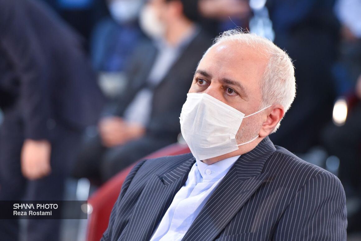 محمدجواد ظریف، وزیر امور خارجه در آیین بزرگداشت مرحوم حسین کاظمپور اردبیلی در ساختمان وزارت نفت محمدجواد ظریف، وزیر امور خارجه در آیین بزرگداشت مرحوم حسین کاظمپور اردبیلی در ساختمان وزارت نفت