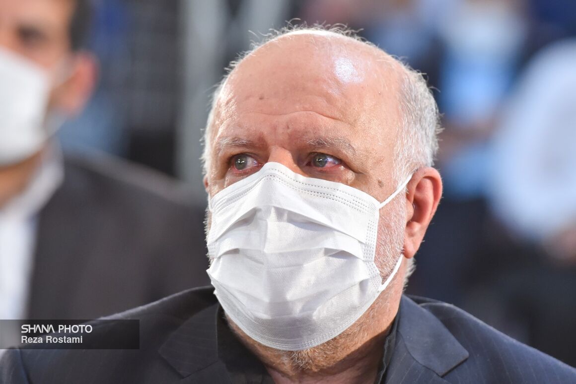 حضور بیژن زنگنه، وزیر نفت در آیین بزرگداشت مرحوم حسین کاظمپور اردبیلی در ساختمان وزارت نفت حضور بیژن زنگنه، وزیر نفت در آیین بزرگداشت مرحوم حسین کاظمپور اردبیلی در ساختمان وزارت نفت