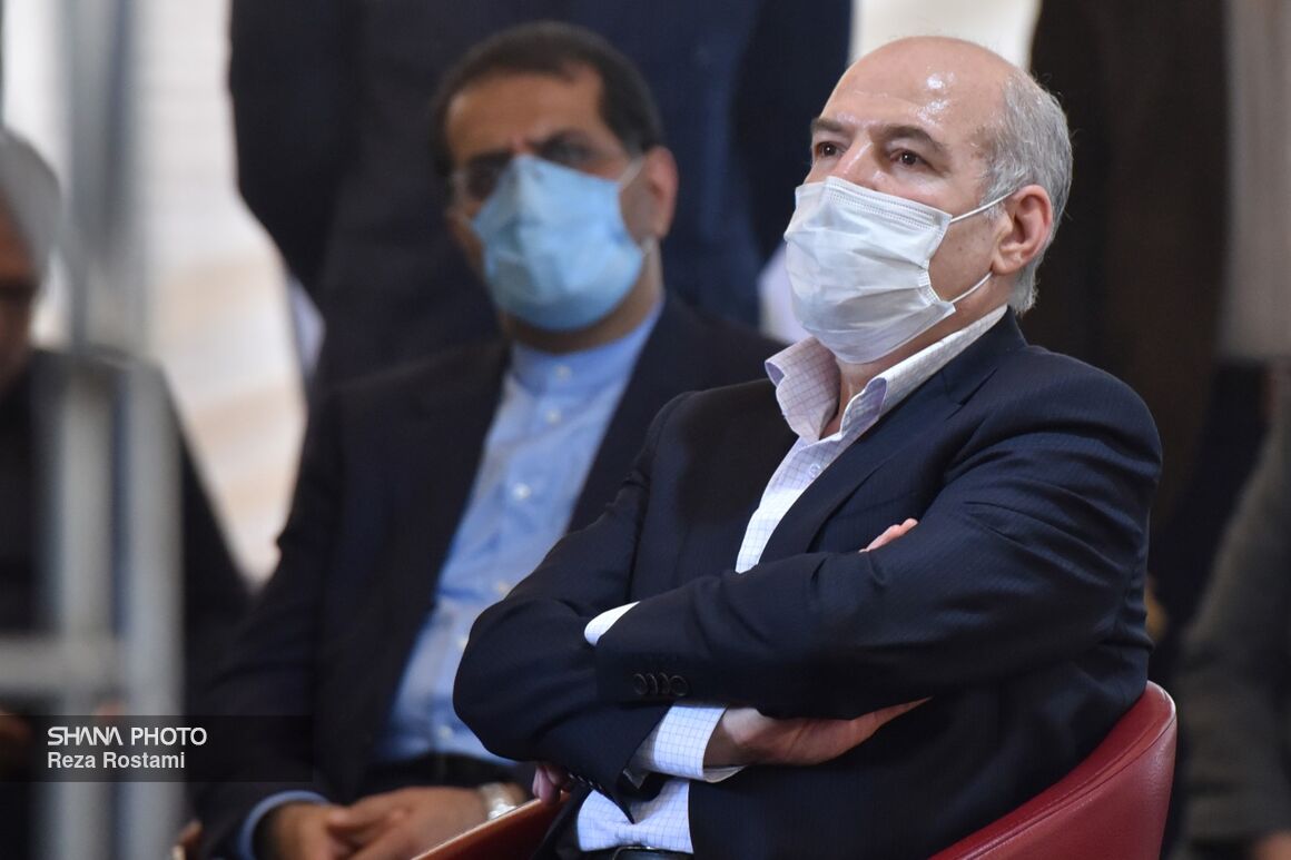 حسن منتظرتربتی، مدیرعامل شرکت ملی گاز ایران در آیین بزرگداشت مرحوم حسین کاظمپور اردبیلی در ساختمان وزارت نفت حسن منتظرتربتی، مدیرعامل شرکت ملی گاز ایران در آیین بزرگداشت مرحوم حسین کاظمپور اردبیلی در ساختمان وزارت نفت