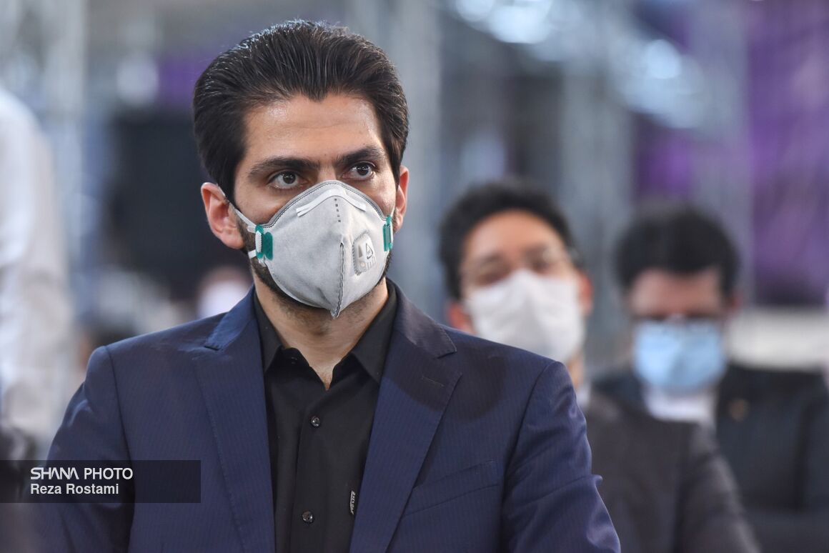 آیدین ختلان، دستیار ارشد وزیر نفت در آیین بزرگداشت مرحوم حسین کاظمپور اردبیلی در ساختمان وزارت نفت آیدین ختلان، دستیار ارشد وزیر نفت در آیین بزرگداشت مرحوم حسین کاظمپور اردبیلی در ساختمان وزارت نفت