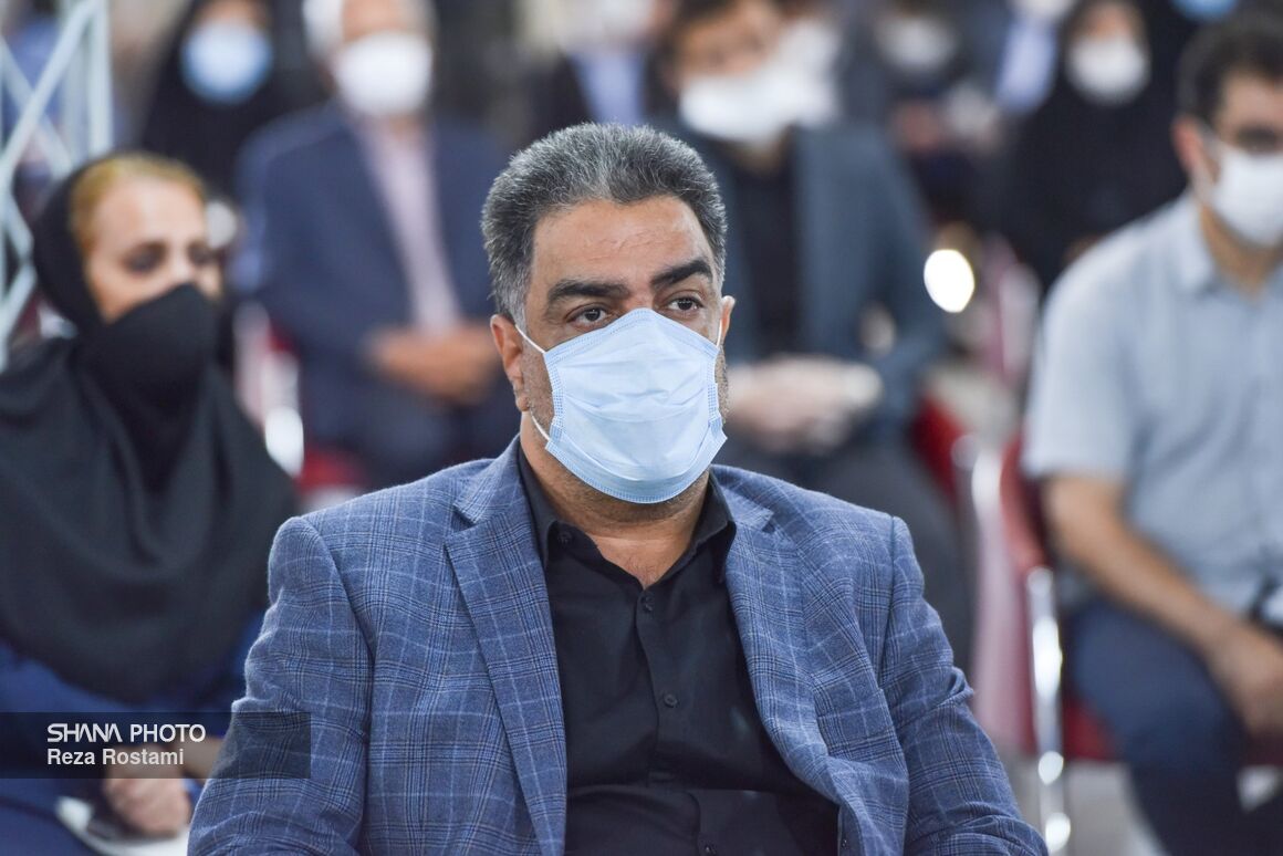 اکبر نعمتالهی، مدیر موزهها و مرکز اسناد صنعت نفت در آیین بزرگداشت مرحوم حسین کاظمپور اردبیلی در ساختمان وزارت نفت اکبر نعمتالهی، مدیر موزهها و مرکز اسناد صنعت نفت در آیین بزرگداشت مرحوم حسین کاظمپور اردبیلی در ساختمان وزارت نفت