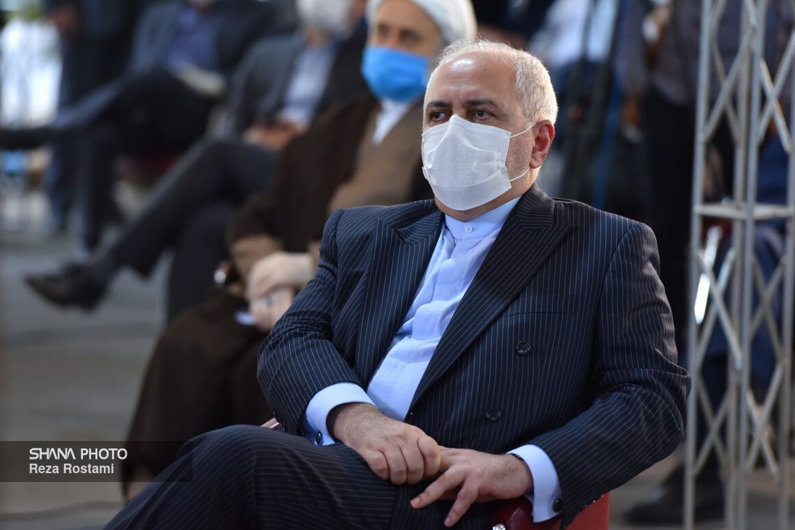 محمدجواد ظریف، وزیر امور خارجه در آیین بزرگداشت مرحوم حسین کاظم‌پور اردبیلی در ساختمان وزارت نفت