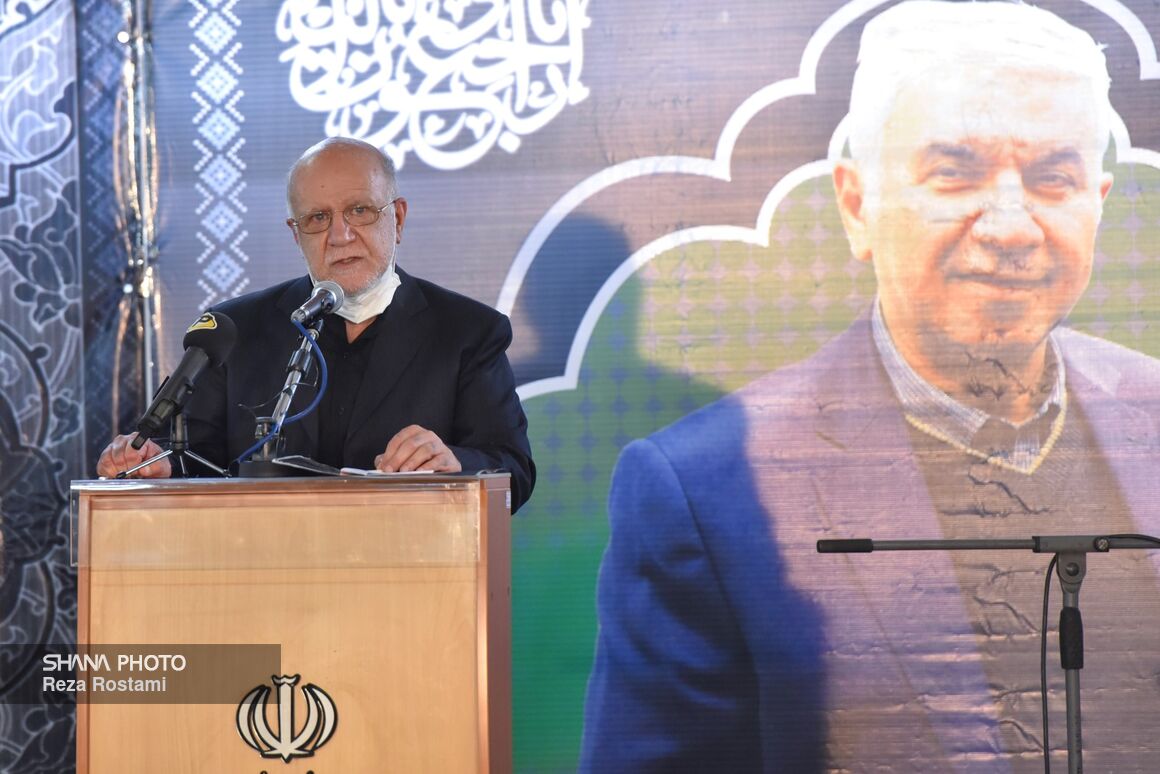 بیژن زنگنه، وزیر نفت در آیین بزرگداشت مرحوم حسین کاظمپور اردبیلی در ساختمان وزارت نفت بیژن زنگنه، وزیر نفت در آیین بزرگداشت مرحوم حسین کاظمپور اردبیلی در ساختمان وزارت نفت