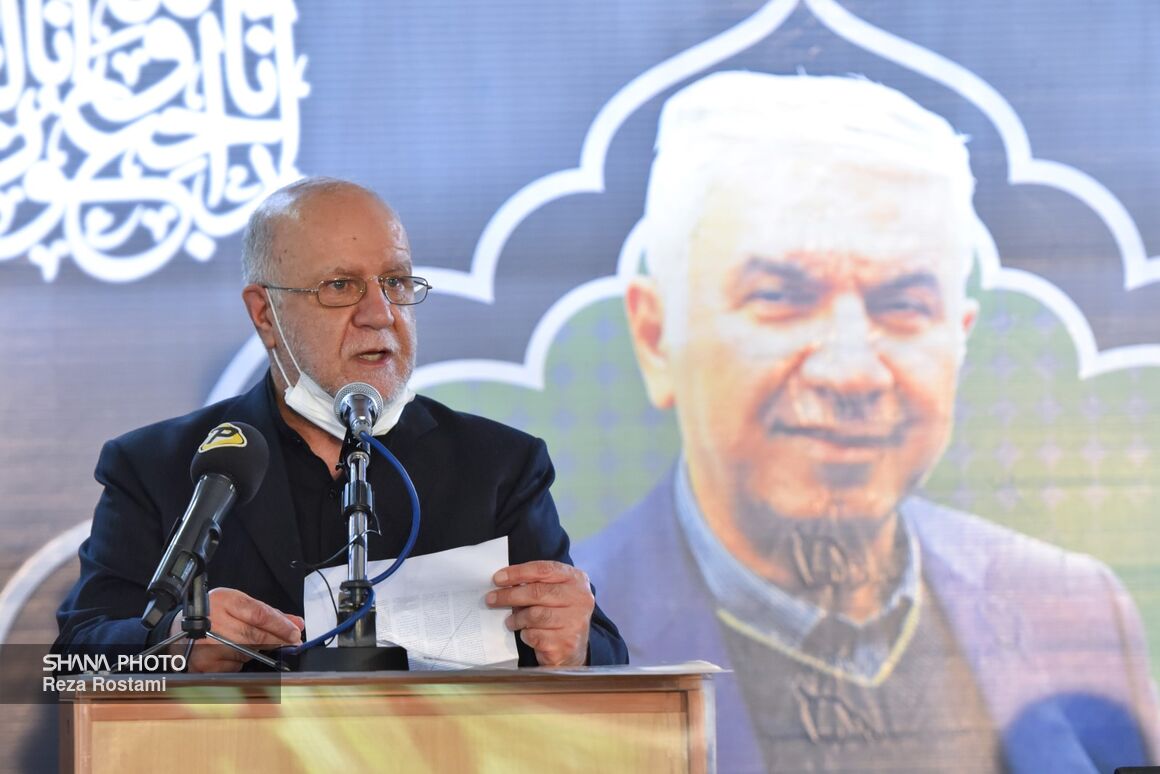 بیژن زنگنه، وزیر نفت در آیین بزرگداشت مرحوم حسین کاظمپور اردبیلی در ساختمان وزارت نفت بیژن زنگنه، وزیر نفت در آیین بزرگداشت مرحوم حسین کاظمپور اردبیلی در ساختمان وزارت نفت