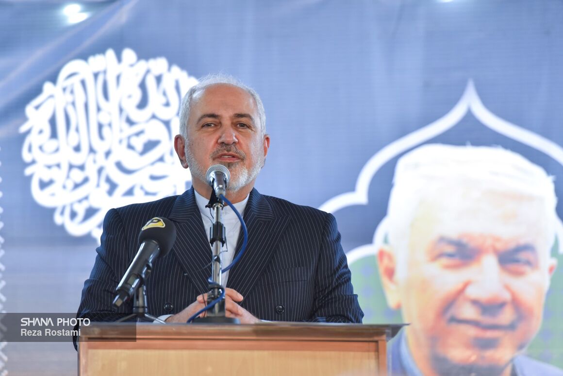 محمدجواد ظریف، وزیر امور خارجه در آیین بزرگداشت مرحوم حسین کاظمپور اردبیلی در ساختمان وزارت نفت محمدجواد ظریف، وزیر امور خارجه در آیین بزرگداشت مرحوم حسین کاظمپور اردبیلی در ساختمان وزارت نفت