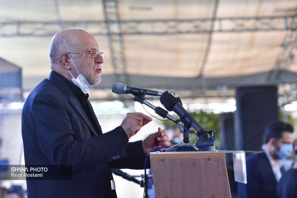 بیژن زنگنه، وزیر نفت در آیین بزرگداشت مرحوم حسین کاظمپور اردبیلی در ساختمان وزارت نفت بیژن زنگنه، وزیر نفت در آیین بزرگداشت مرحوم حسین کاظمپور اردبیلی در ساختمان وزارت نفت