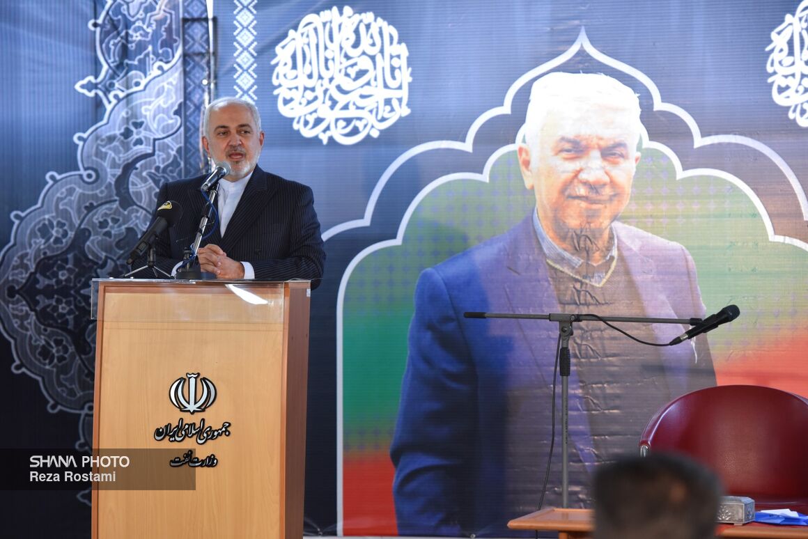 محمدجواد ظریف، وزیر امور خارجه در آیین بزرگداشت مرحوم حسین کاظمپور اردبیلی در ساختمان وزارت نفت محمدجواد ظریف، وزیر امور خارجه در آیین بزرگداشت مرحوم حسین کاظمپور اردبیلی در ساختمان وزارت نفت