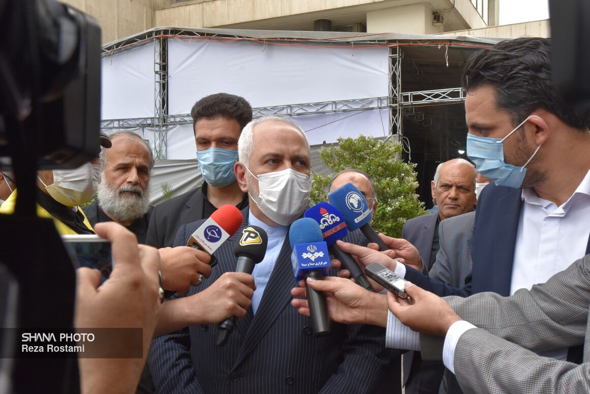 محمدجواد ظریف، وزیر امور خارجه در آیین بزرگداشت مرحوم حسین کاظمپور اردبیلی در ساختمان وزارت نفت محمدجواد ظریف، وزیر امور خارجه در آیین بزرگداشت مرحوم حسین کاظمپور اردبیلی در ساختمان وزارت نفت