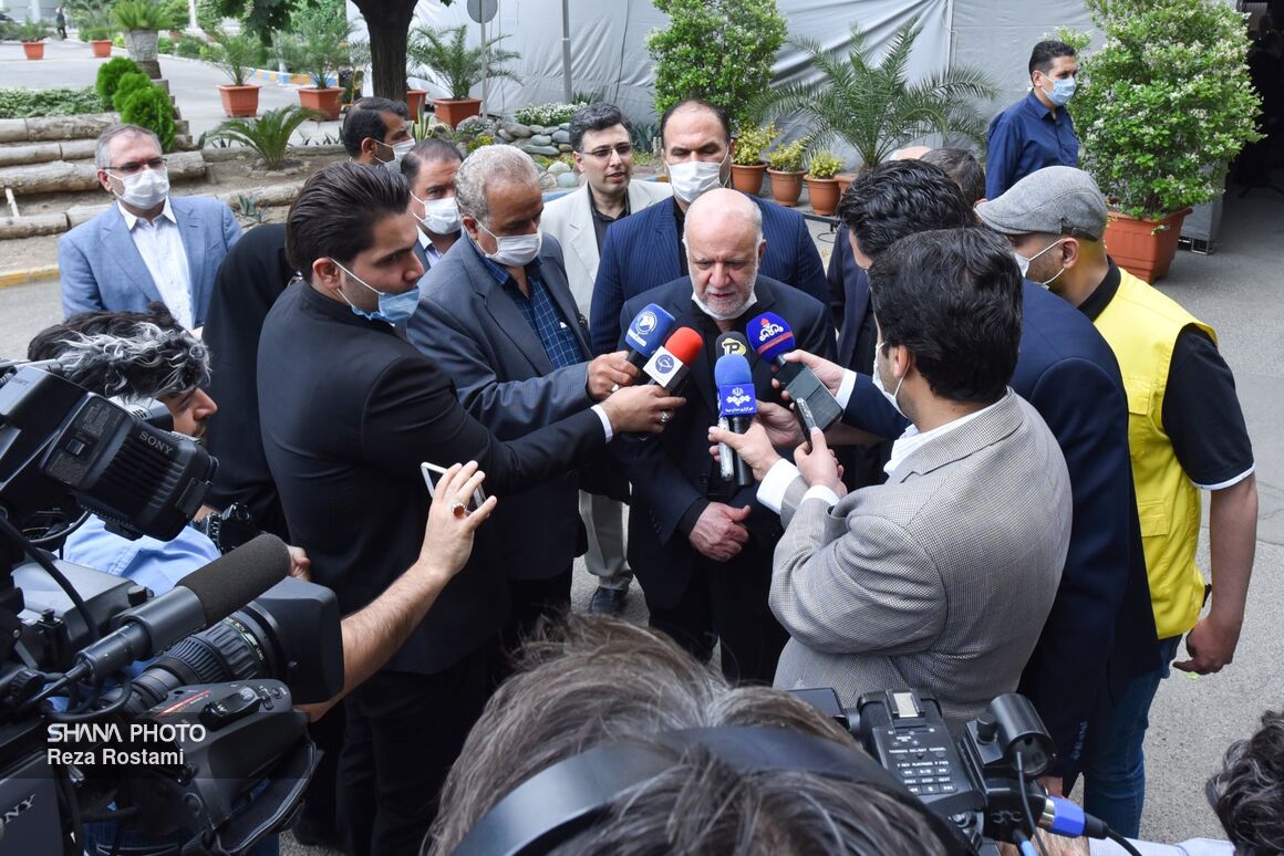 بیژن زنگنه، وزیر نفت در جمع خبرنگاران بیژن زنگنه، وزیر نفت در جمع خبرنگاران