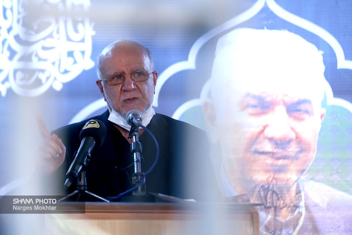 بیژن زنگنه، وزیر نفت در آیین بزرگداشت مرحوم حسین کاظمپور اردبیلی در ساختمان وزارت نفت بیژن زنگنه، وزیر نفت در آیین بزرگداشت مرحوم حسین کاظمپور اردبیلی در ساختمان وزارت نفت