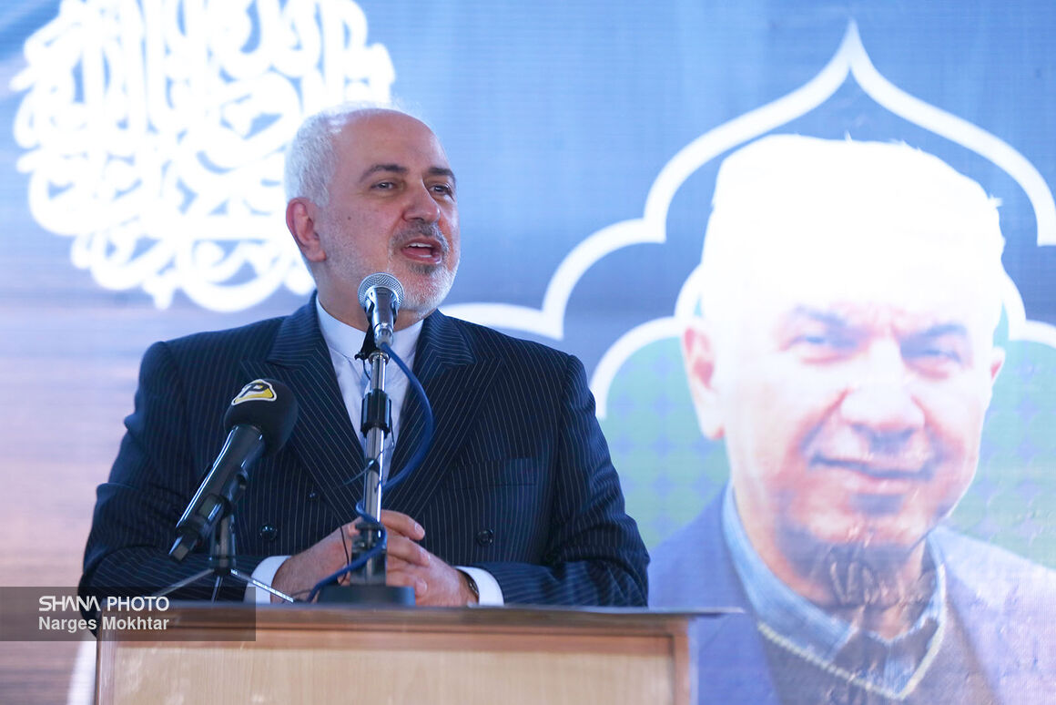 محمدجواد ظریف، وزیر امور خارجه در آیین بزرگداشت مرحوم حسین کاظمپور اردبیلی در ساختمان وزارت نفت محمدجواد ظریف، وزیر امور خارجه در آیین بزرگداشت مرحوم حسین کاظمپور اردبیلی در ساختمان وزارت نفت