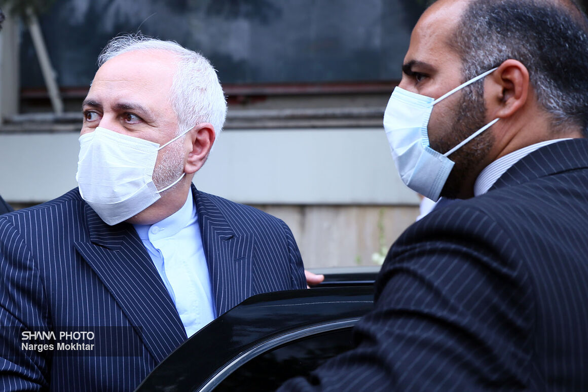 محمدجواد ظریف، وزیر امور خارجه در آیین بزرگداشت مرحوم حسین کاظم‌پور اردبیلی در ساختمان وزارت نفت