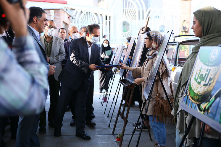 اهدای لوح سپاس توسط علیمحمد سعادتی، شهردار منطقه 12 تهران به برگزیدگان نمایشگاه عکس موزه پمپ بنزین دروازه دولت