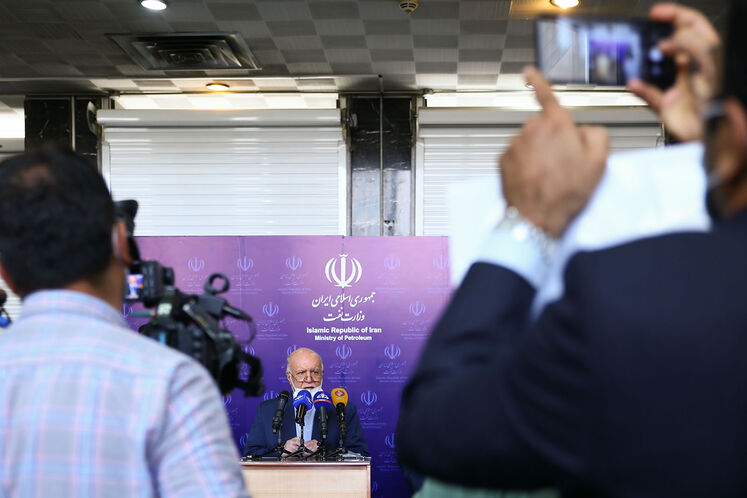 مراسم امضای قرارداد بین شرکت ملی نفت ایران و شرکت توسعه صنعت و گاز پرشیا