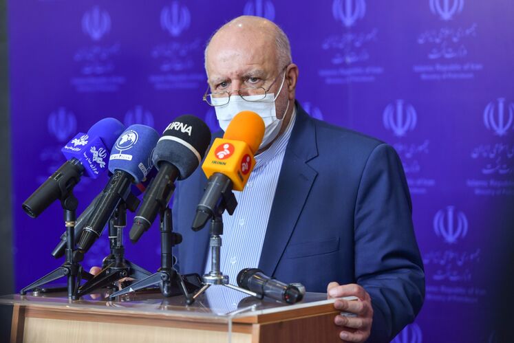 بیژن زنگنه، وزیر نفت در جمع خبرنگاران پس از مراسم امضای قراردادهای طرح تکمیل توسعه میدان آزادگان جنوبی و احداث واحد فرآورش مرکزی (CTEP) بین شرکت مهندسی و توسعه نفت و شرکت پتروپارس