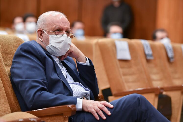 بیژن زنگنه، وزیر نفت در مراسم امضای قراردادهای طرح تکمیل توسعه میدان آزادگان جنوبی و احداث واحد فرآورش مرکزی (CTEP) بین شرکت مهندسی و توسعه نفت و شرکت پتروپارس