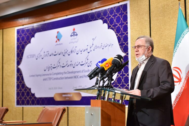 محمد حسن پنجه شاهی، رئیس کمیسیون انستیتو نفت دانشگاه تهران در مراسم امضای قراردادهای طرح تکمیل توسعه میدان آزادگان جنوبی و احداث واحد فرآورش مرکزی (CTEP) بین شرکت مهندسی و توسعه نفت و شرکت پتروپارس