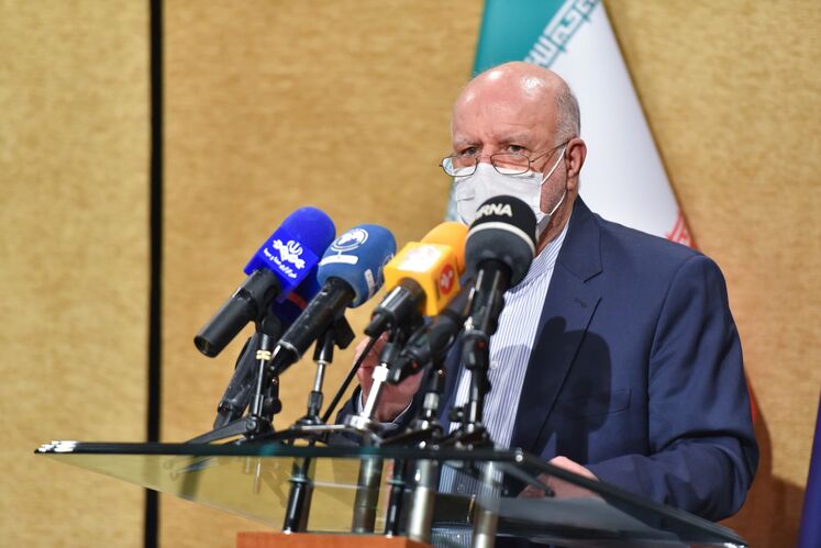 بیژن زنگنه، وزیر نفت در مراسم امضای قراردادهای طرح تکمیل توسعه میدان آزادگان جنوبی و احداث واحد فرآورش مرکزی (CTEP) بین شرکت مهندسی و توسعه نفت و شرکت پتروپارس