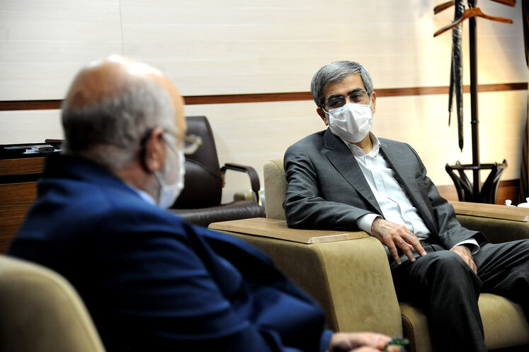 فریدون عباسی، رئیس کمیسیون انرژی مجلس شورای اسلامی و  بیژن زنگنه، وزیر نفت در آیین امضای قراردادهای طرح نگهداشت و افزایش تولید نفت