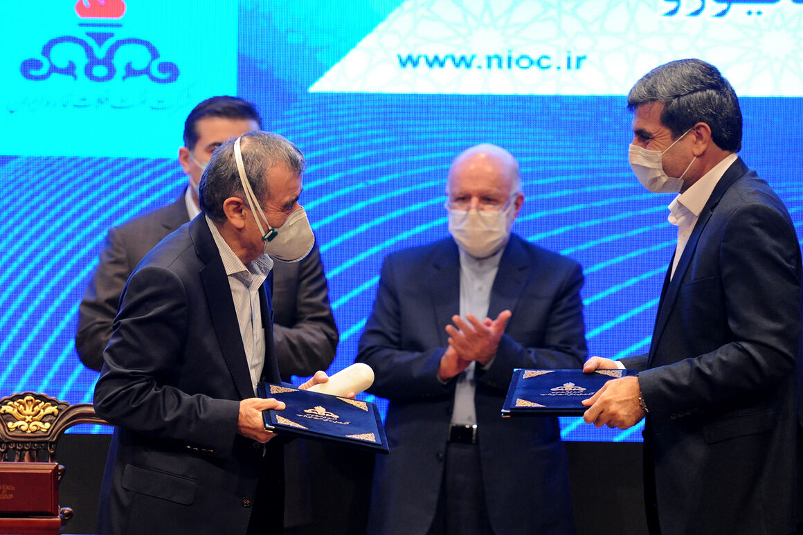 زنگنه: به بازوان توانمند کارگران و خلاقیت مهندسان ایرانی افتخار می‌کنم