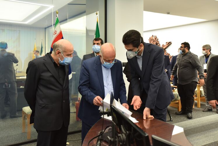 از راست: آیدین ختلان، دستیار ویژه وزیر نفت، بیژن زنگنه، وزیر نفت و حسن منتظرتربتی، معاون وزیر نفت در امور گاز