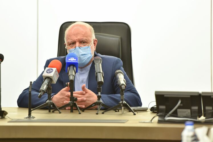 بیژن زنگنه، وزیر نفت در جمع خبرنگاران