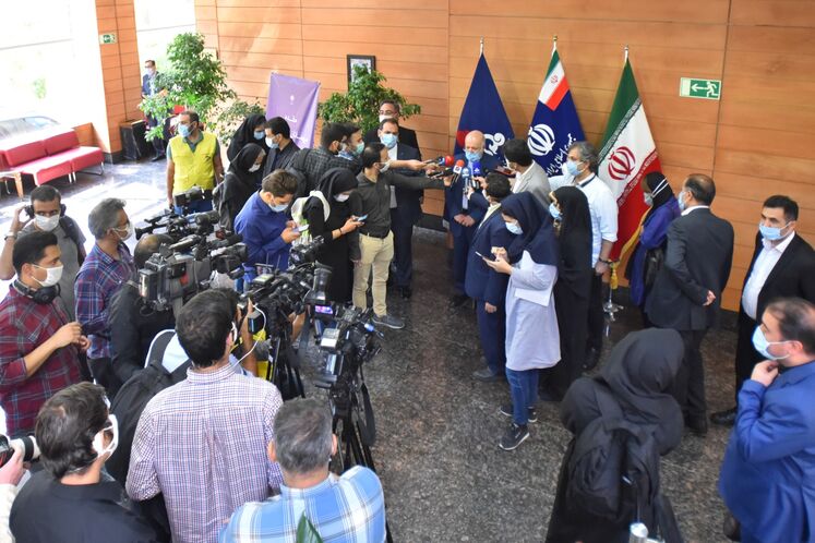 بیژن زنگنه، وزیر نفت در جمع خبرنگاران پس از برگزاری آیین امضای ۱۳ قرارداد کلان پژوهشی صنعت نفت 