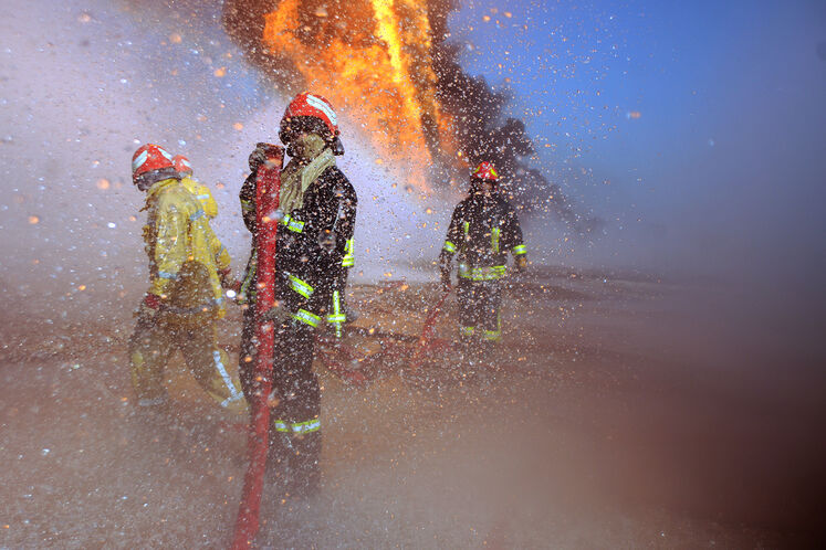 تلاش آتش‌نشانان در مهار آتش چاه ۱۴۷ رگ سفید