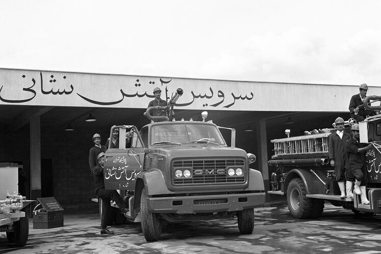 کارکنان خدمات آتش‌نشانی (ایستگاه آتش‌نشانی) پالایشگاه نفت تهران در سال ۱۳۵۰ شمسی