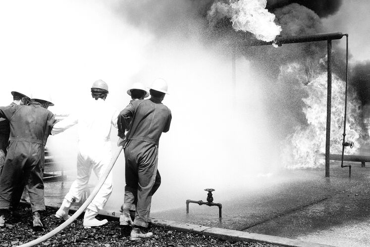 تمرین عملیات آتش‌نشانی پالایشگاه نفت تهران سال ۱۳۵۲ شمسی 