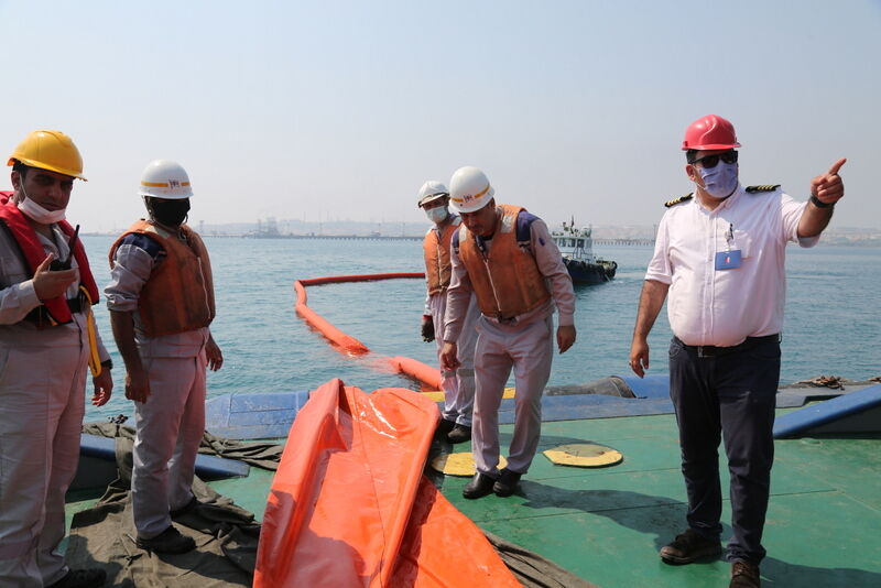 مانور مقابله با آلودگی نفتی دریا در خارک برگزار شد