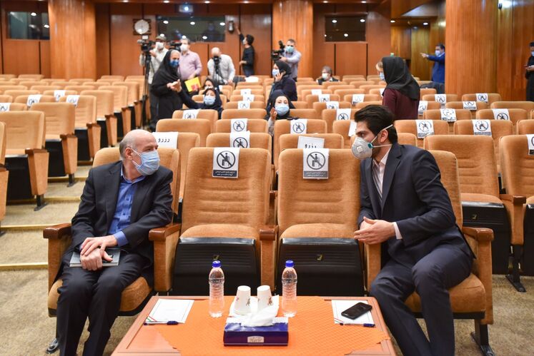 از راست: آیدین ختلان، دستیار ارشد وزیر نفت  و حسن منتظرتربتی، مدیرعامل شرکت ملی گاز ایران