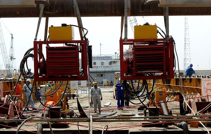 Building 5 IOOC Offshore Oil Rigs under way in Khorramshahr