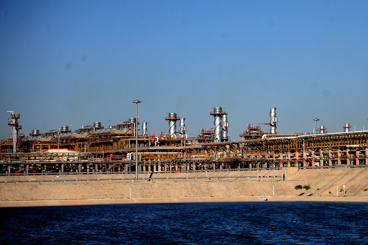 نمایی از تاسیسات پالایشگاه گاز بیدبلند خلیج فارس