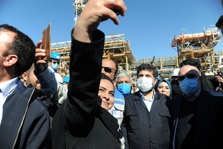 عکس یادگاری بیژن زنگنه، وزیر نفت با دست‌اند‌کاران مگاپروژه پالایشگاه گاز بیدبلند خلیج فارس