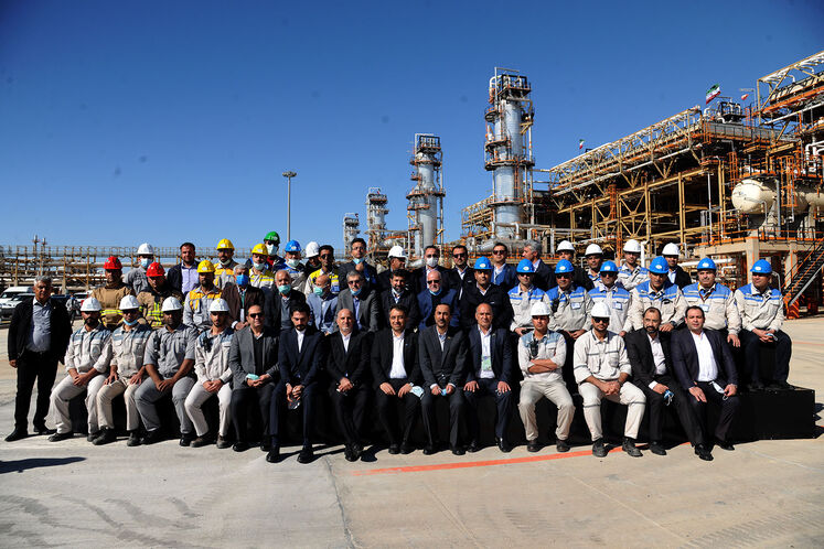 عکس یادگاری بیژن زنگنه، وزیر نفت با دست‌اند‌کاران مگاپروژه پالایشگاه گاز بیدبلند خلیج فارس