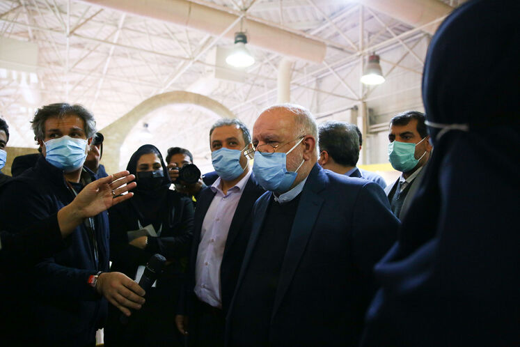 بازدید بیژن زنگنه، وزیر نفت از ستاد خبری بیست‌وپنجمین نمایشگاه بین‌المللی نفت ایران