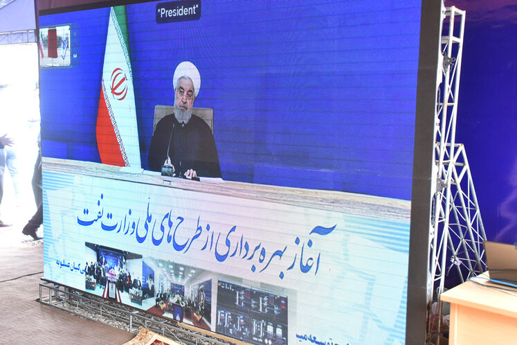 حسن روحانی، رئیس‌جمهوری در ارتباط ویدیو کنفرانسی با محل برگزاری آیین بهره‌برداری رسمی از میدان نفتی آذر