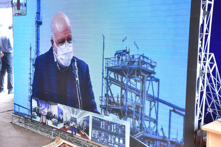 بیژن زنگنه، وزیر نفت در ارتباط ویدیو کنفرانسی با محل برگزاری آیین بهره‌برداری رسمی از میدان نفتی آذر