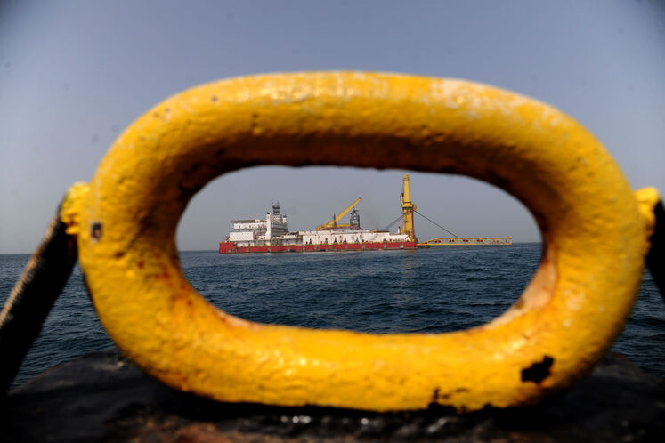 نصب نخستین گوی شناور صادراتی پایانه نفتی جاسک