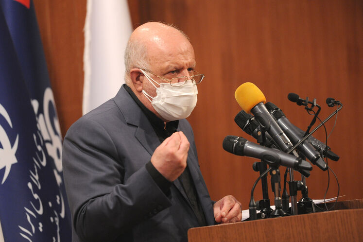 بیژن زنگنه، وزیر نفت در آیین امضای قرارداد توسعه میدان گازی فرزاد «ب»