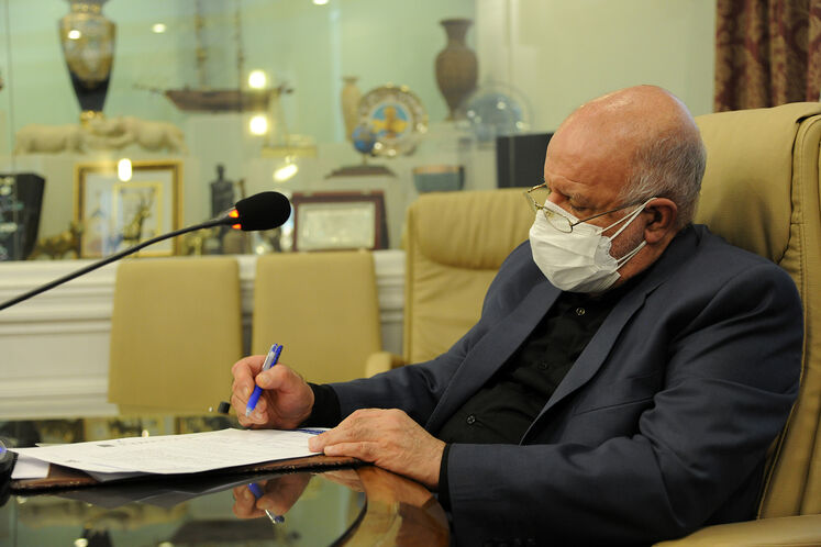 بیژن زنگنه، وزیر نفت در آیین امضای قرارداد توسعه میدان گازی فرزاد «ب»