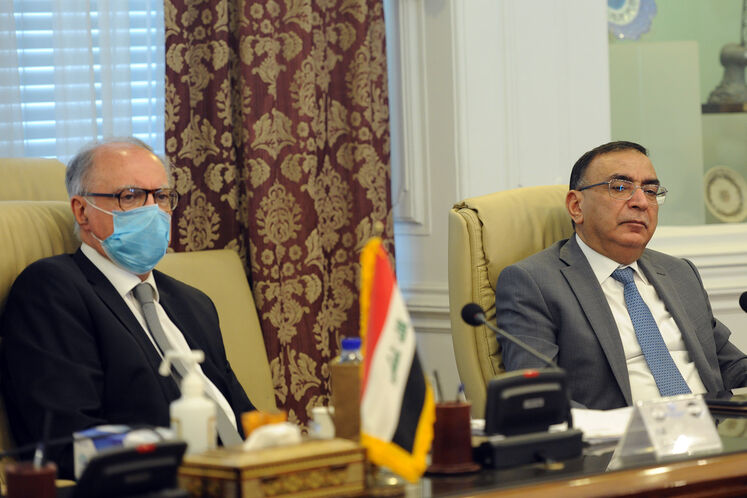 از راست ماجد حنتوش، وزیر برق عراق و علی عبدالامیر علاوی، وزیر دارایی عراق