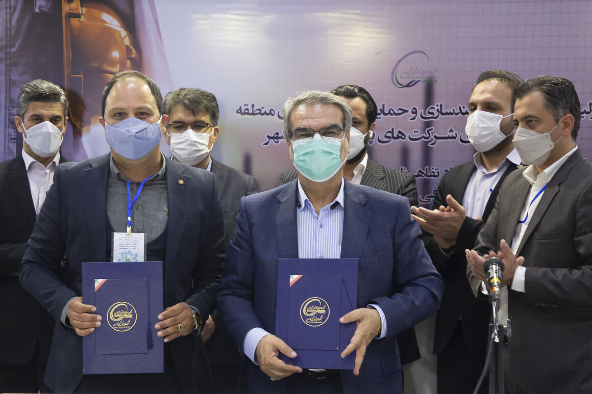 پتروشیمی کارون ۵ تفاهمنامه با شرکتهای تولیدی ماهشهر امضا کرد پتروشیمی کارون ۵ تفاهمنامه با شرکتهای تولیدی ماهشهر امضا کرد