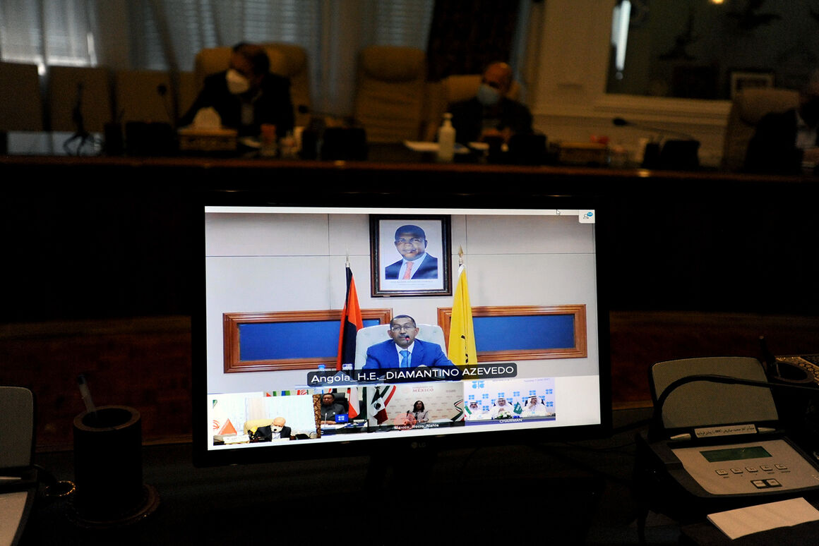 اوپک پلاس باید همچنان درباره چشمانداز بازار نفت هوشیار باشد اوپک پلاس باید همچنان درباره چشمانداز بازار نفت هوشیار باشد