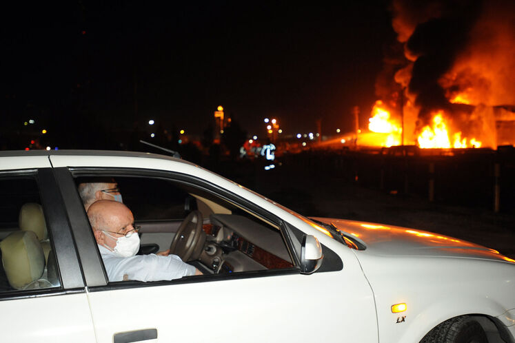 بیژن زنگنه، وزیر نفت در محل حادثه آتش‌سوزی مخازن ضایعات نفتی پالایشگاه تهران