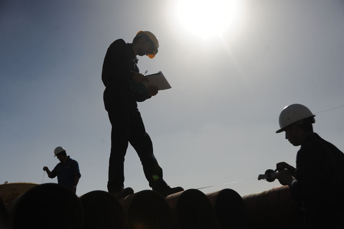 از روزهای سخت نفتیها در آغاز دولت سیزدهم تا گامهای بلند برای افزایش تولید و صادرات از روزهای سخت نفتیها در آغاز دولت سیزدهم تا گامهای بلند برای افزایش تولید و صادرات