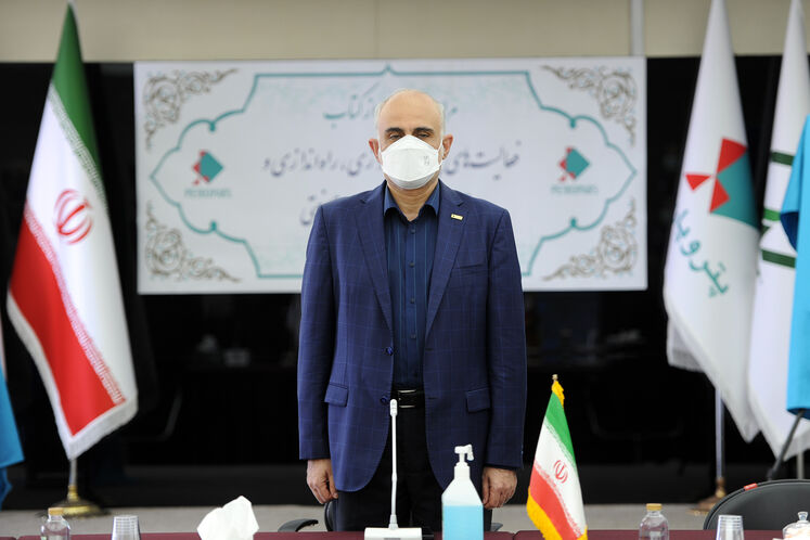 رونمایی از کتاب فعالیتهای پیشراهاندازی، راهاندازی و استارتآپ مجتمعهای صنعتی از سوی گروه پتروپارس